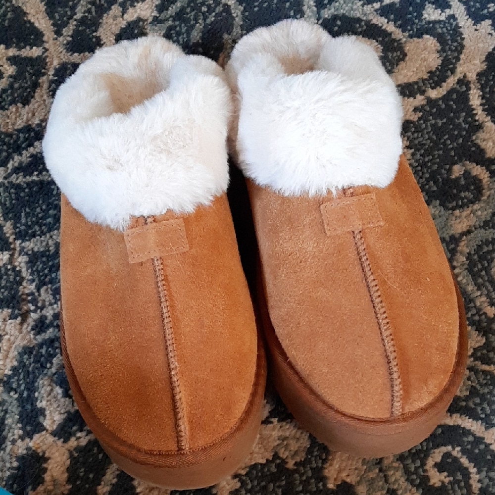 Cozy Tan Suede Slippers with White Fur Lining